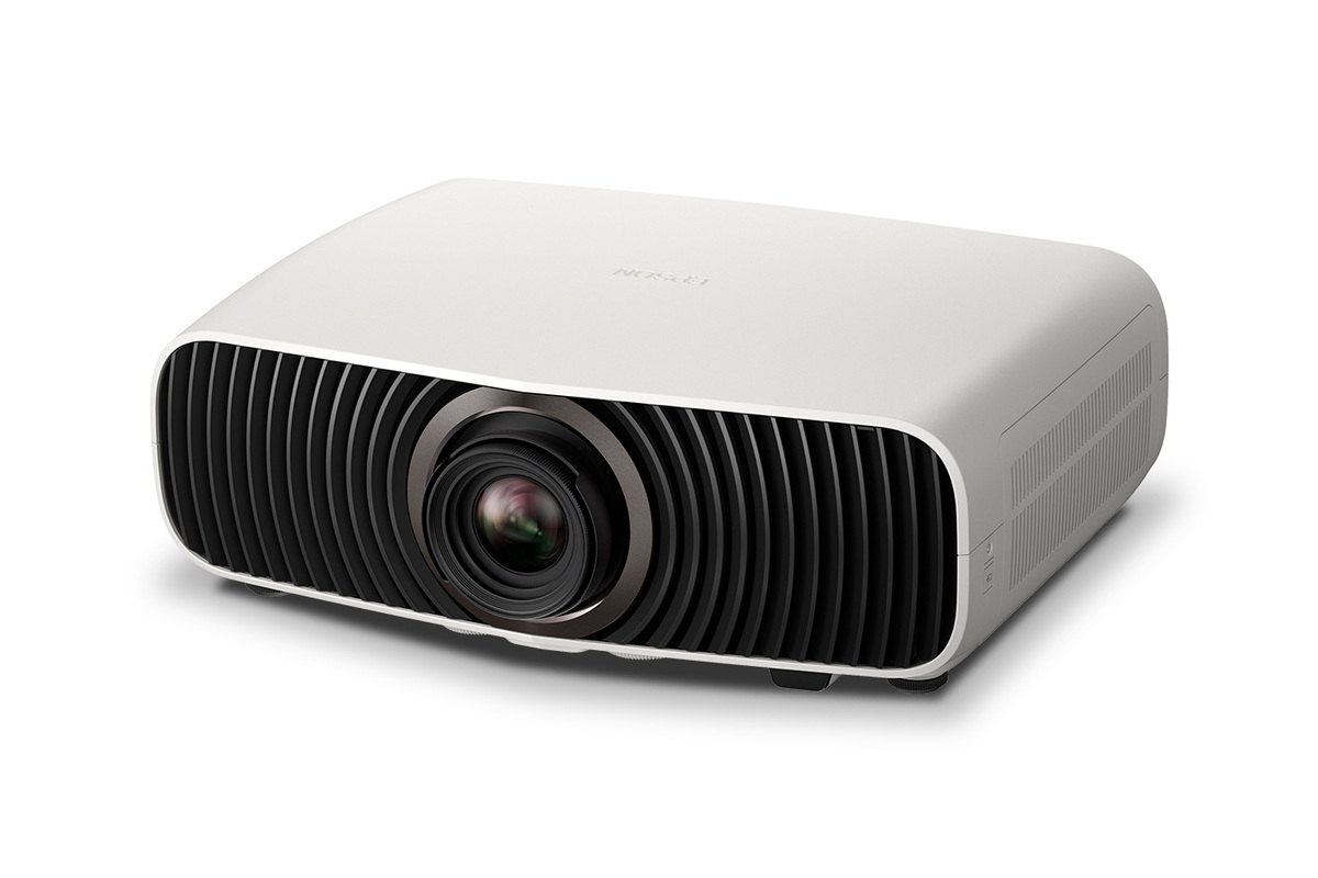 Epson Home Cinema LS7500 采用黑色横向格栅与短焦镜头