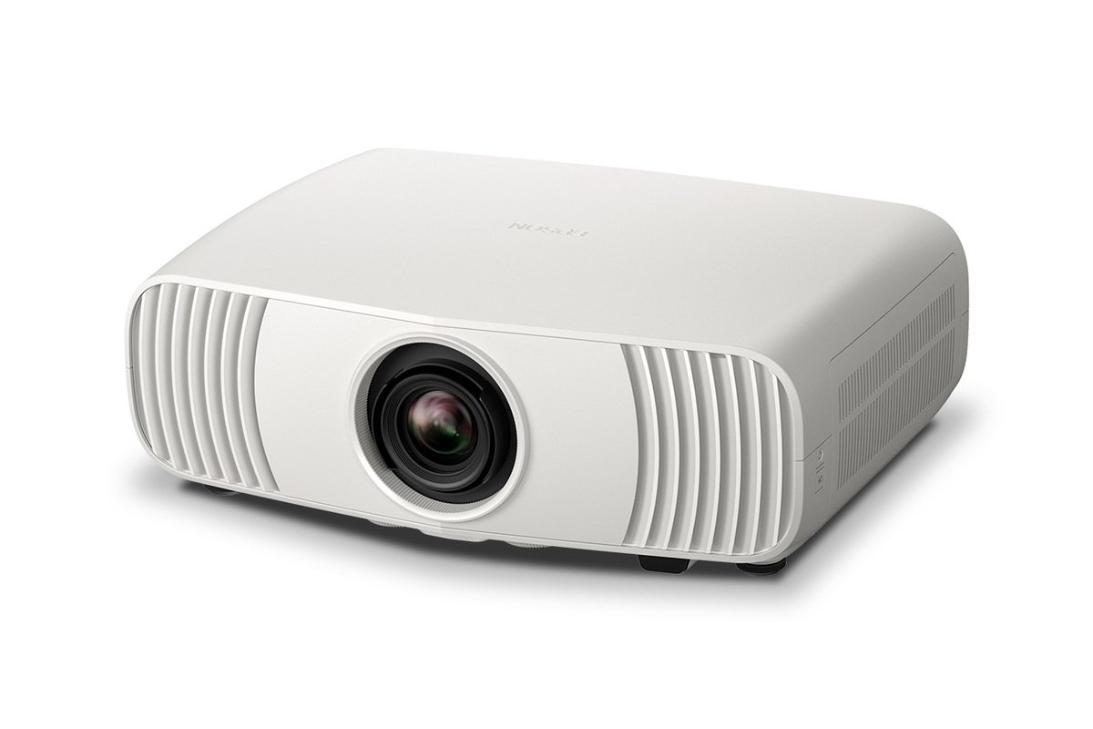Epson Home Cinema LS5000 与 LS6000 采用白色横向格栅机身与 Epson Cinema 镜头